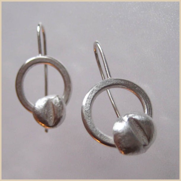 Cirkle Bean silver earring